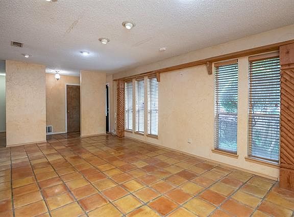3rd image of 1815 Elm Crest Dr