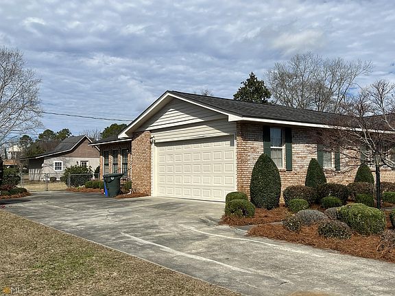 2nd image of 402 Brookwood Dr