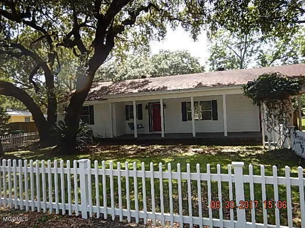 623 Red Oak Dr, Gulfport, MS 39507