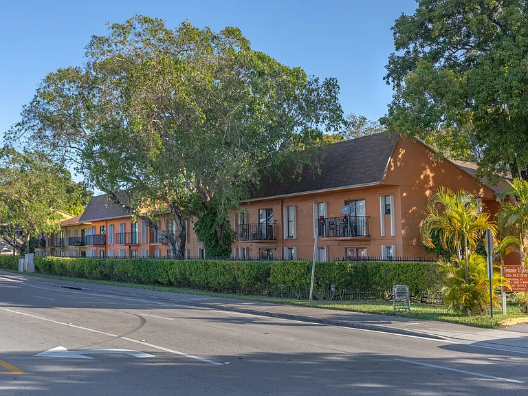 Tennis Villas Apartments — Photo 11