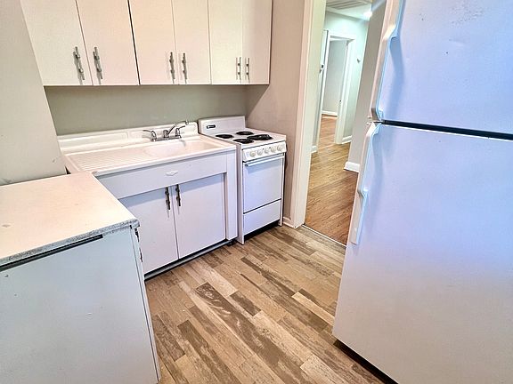 Kitchen (View 4)