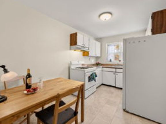 Good size eat-in kitchen