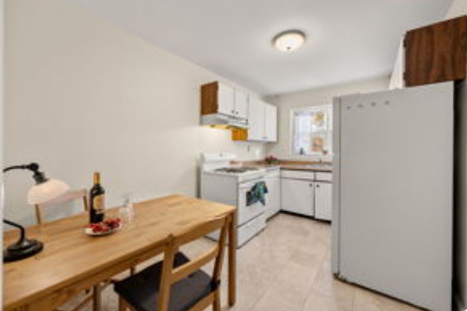 Good size eat-in kitchen