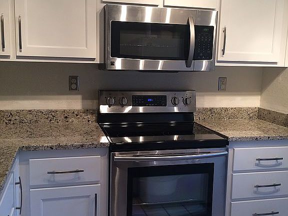 4th image of 1056 Summershore Ct