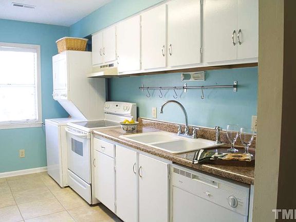 3rd image of 152 Kingsbury Dr