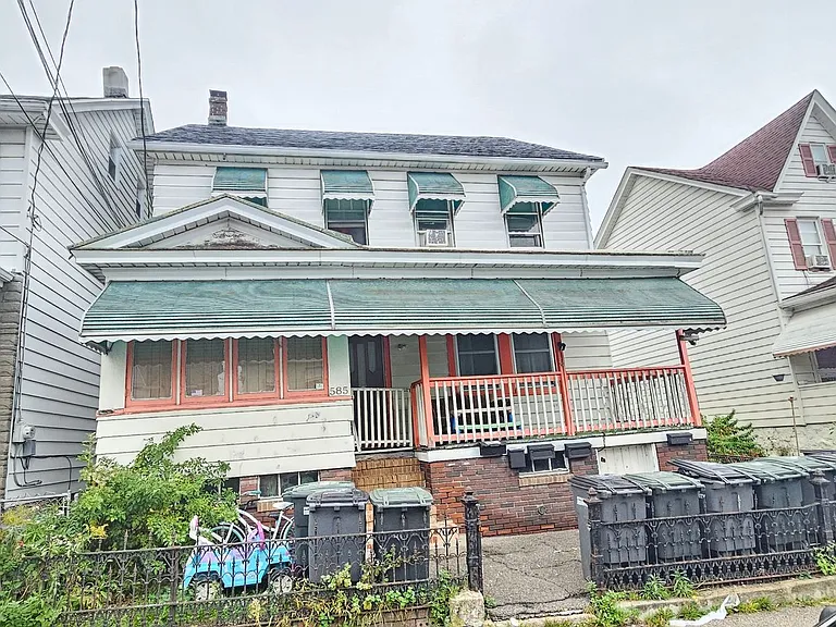 585 Arthur St — Photo 2