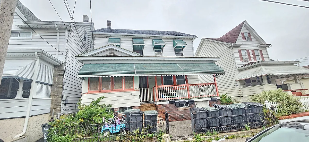 Building Photo - 585 Arthur St