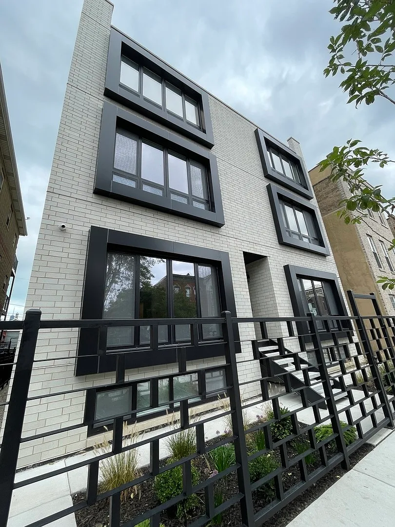 3 bed, 2400 sqft, $6,000 — Photo 1