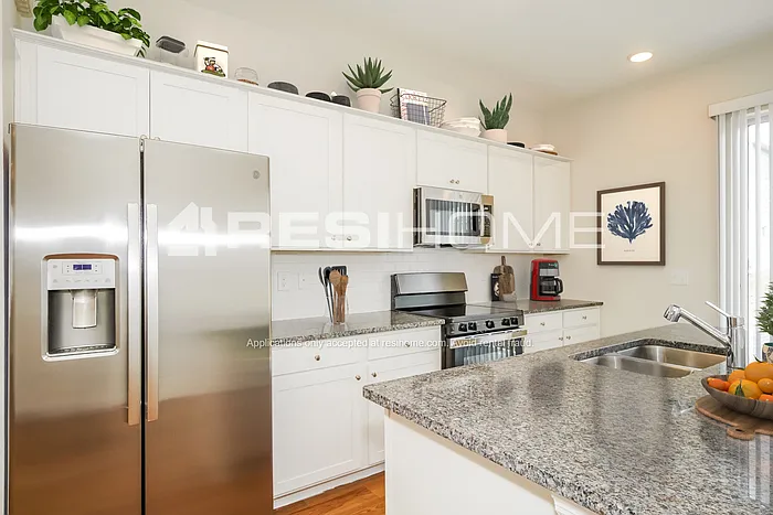 2 bed, 2.5 bath, 1317 sqft, $1,645 — Photo 3