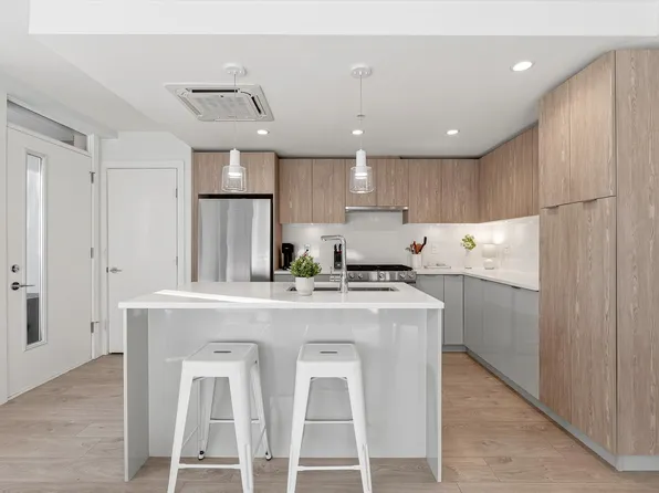 108 E 8th St #Townhouse 3, North Vancouver, BC V7L 1Z2