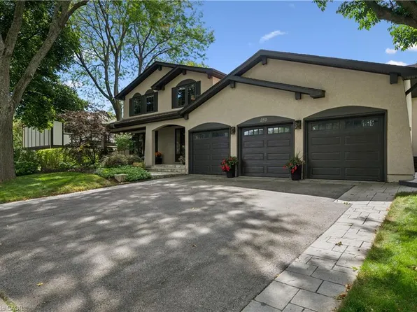 250 McCraney St W, Oakville, ON L6H 3B2