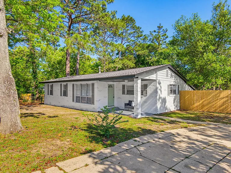 1095 Texas Pkwy — Photo 1