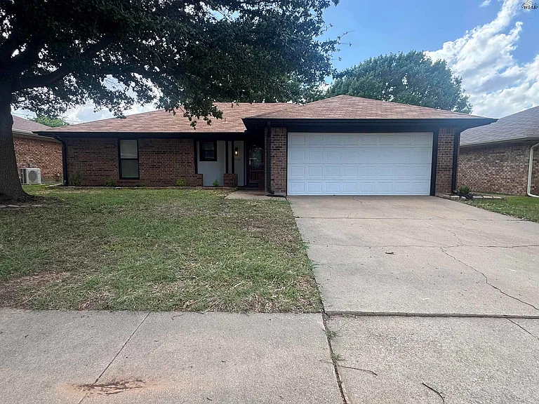 2113 Selma Dr — Photo 2