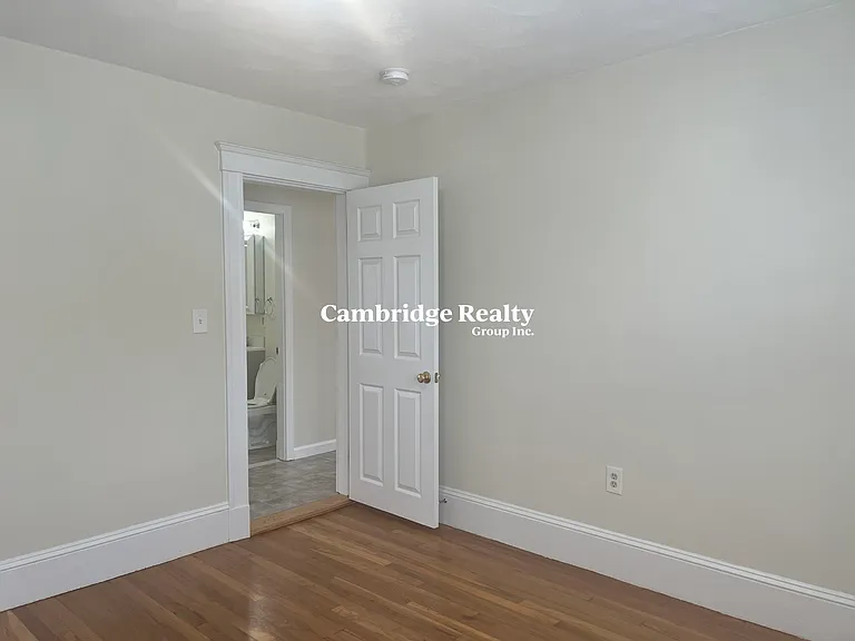 20 Henley St — Photo 17