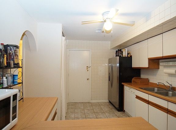 3rd image of 2012 Country Club Dr #4G