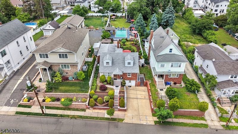 1st image of 161 Plauderville Ave