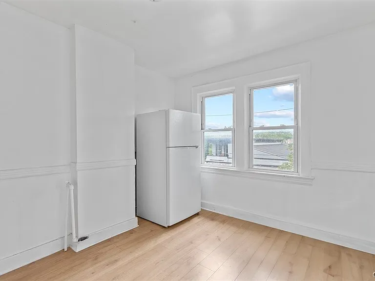 712 Oak St — Photo 3