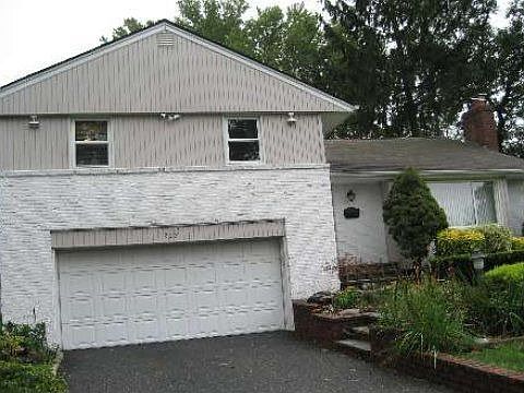 1st image of 923 Gloucester Ct