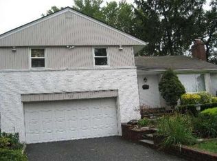 923 Gloucester Ct, Westbury, NY 11590