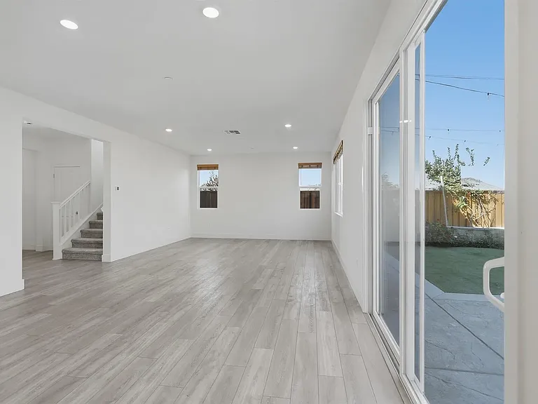 464 Coolcrest Dr — Photo 4