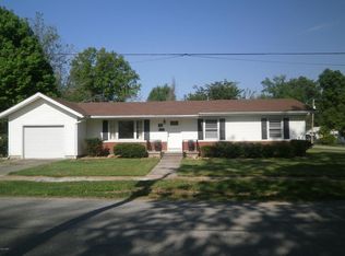 901 S 1st St, Benton, IL 62812