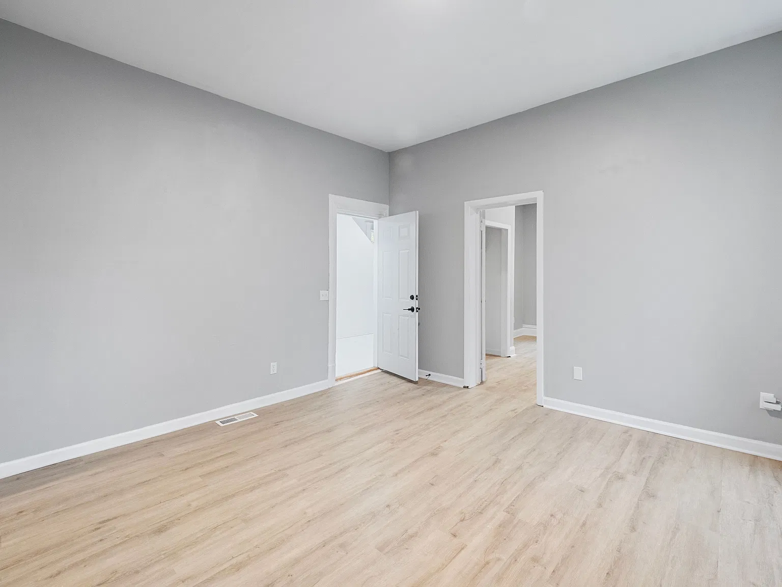 6 bed, 2.0 bath, 2512 sqft, $2,995 — Photo 2