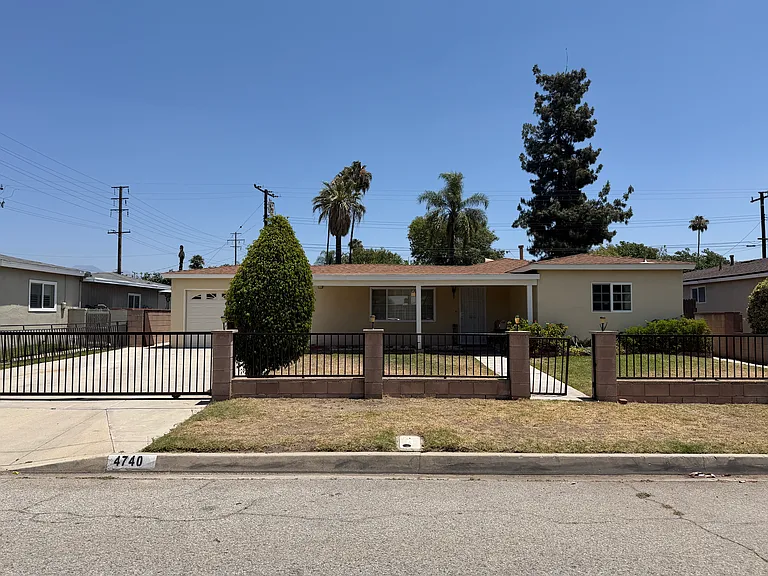 4740 N Fircroft Ave — Photo 1