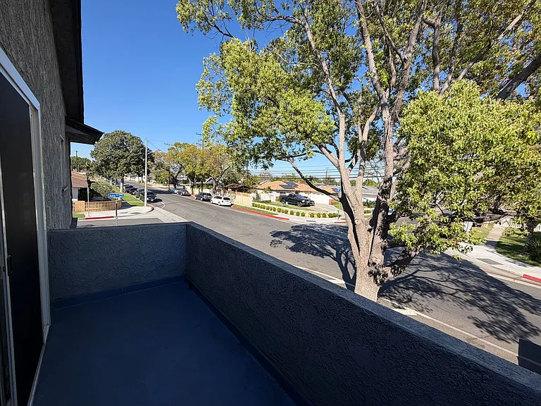 Spacious 1 Bedroom/1 Bathroom Apartment - $500 Off Move In + Reimbursed Application Fee — Photo 23