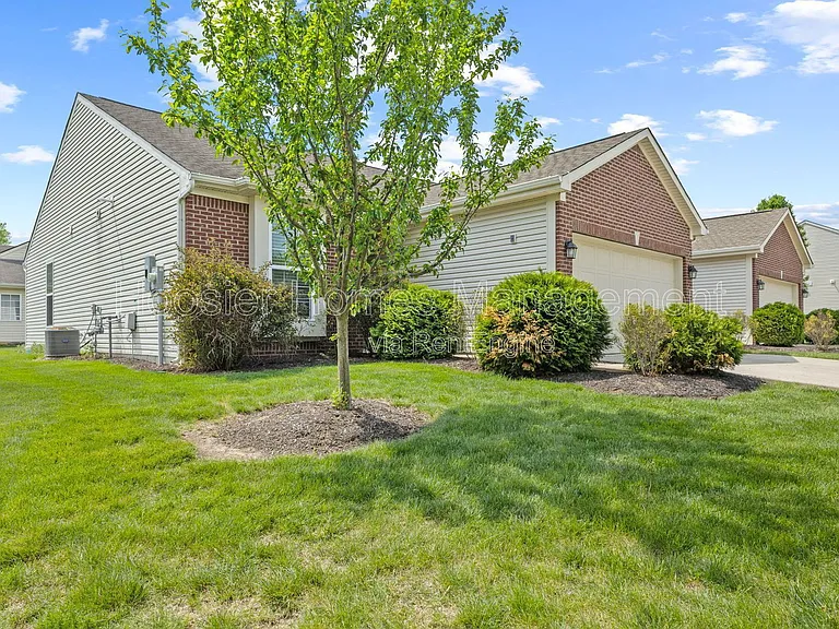 556 Dylan Dr — Photo 2