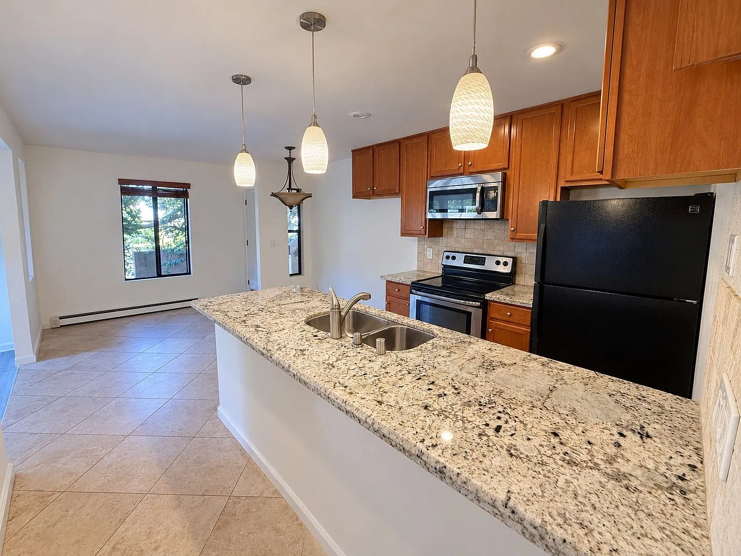 Charming 2 bedroom Condo Unit with Garage, Private Patio & In-Unit Laundry — Photo 2