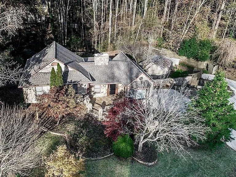 2189 Chartwell Dr — Photo 4