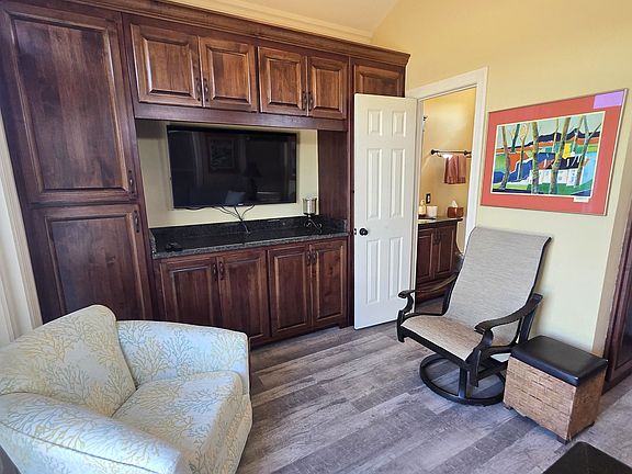 3rd image of 837 Carrozza Ln
