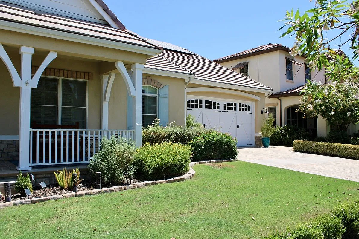 3 bed, 2.5 bath, 2880 sqft, $3,300 — Photo 3
