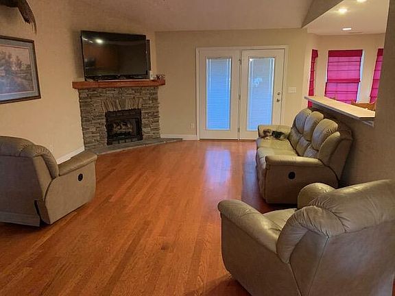 3rd image of 20 Royal Oak Dr