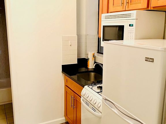 3rd image of 232 W 24th St APT 3W
