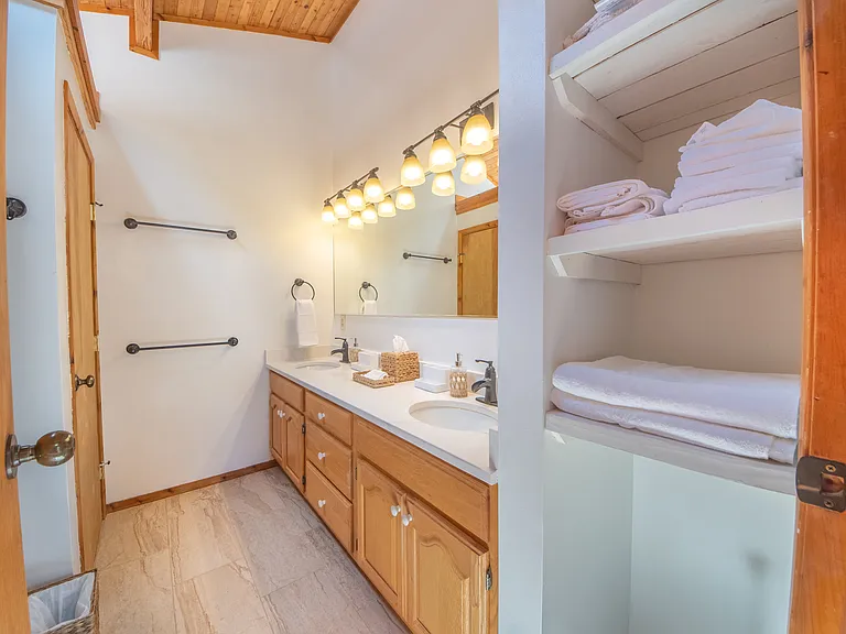 Master bath/en-suite with double sinks and quartz counter top.