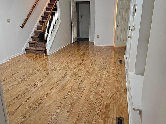 3rd image of 823 W 7th St