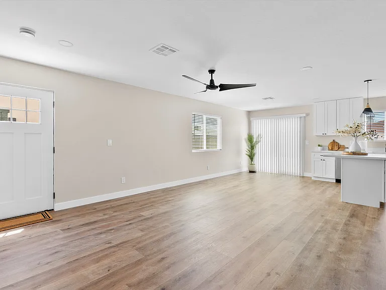 2551 E Broadway Rd — Photo 9