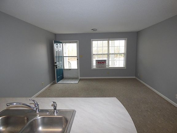 3rd image of 121 Country Ln APT A