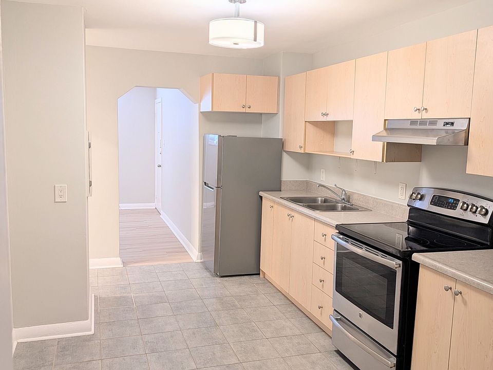 1st image of 22 Peter St S APT 1