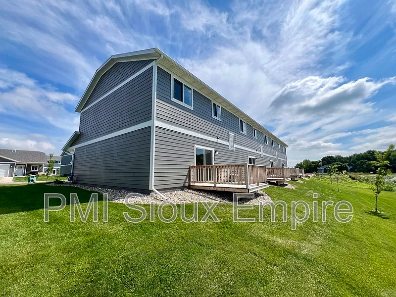 3 bed, 2.5 bath, 1800 sqft, $1,850 — Photo 2