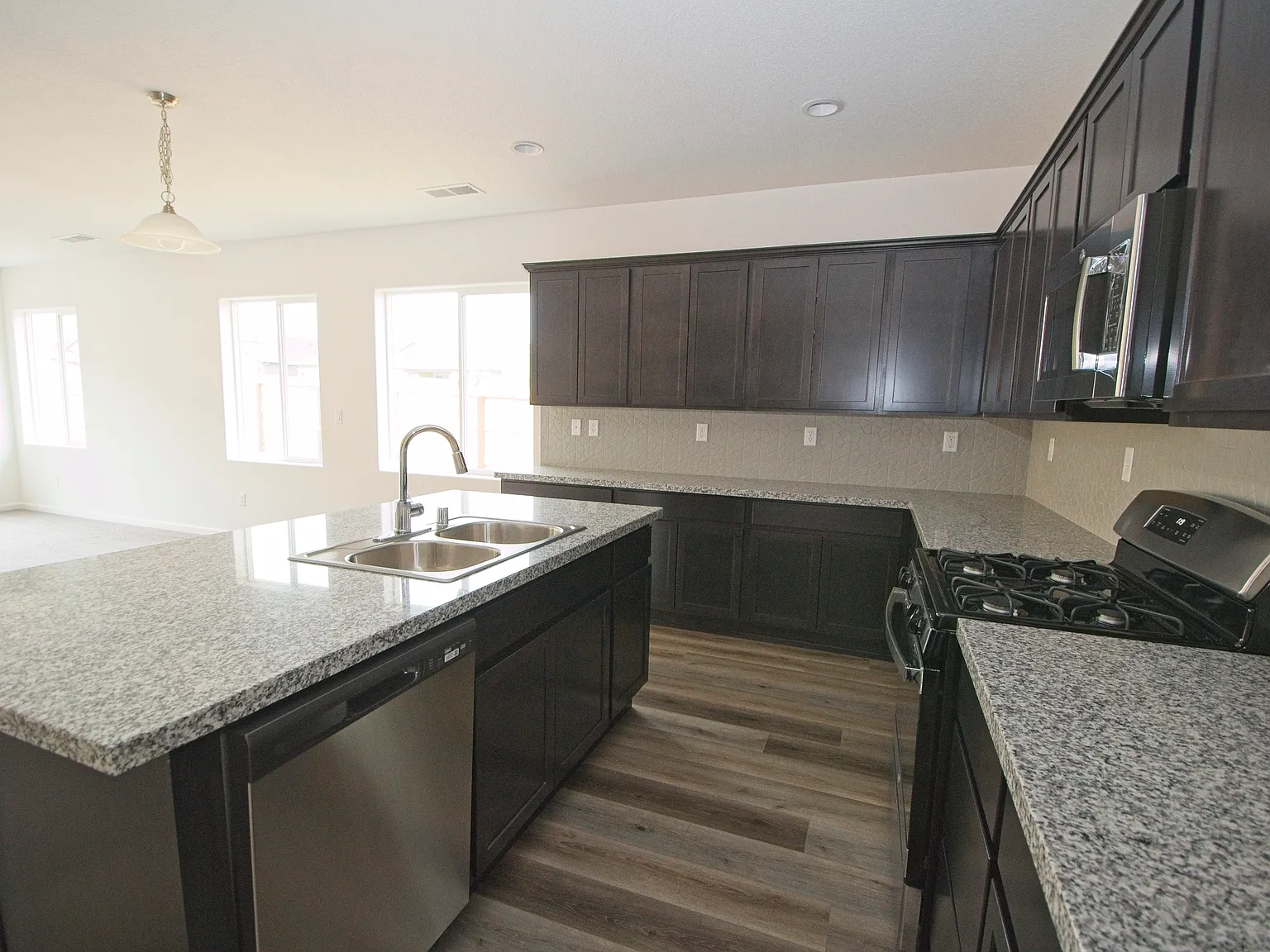 4 bed, 2.5 bath, 2191 sqft, $2,650 — Photo 3
