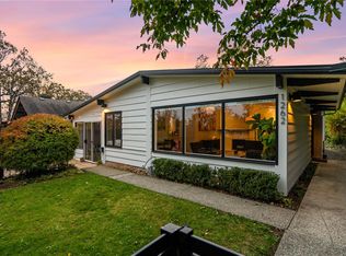 1262 Roslyn Rd, Oak Bay, BC V8S 4R6