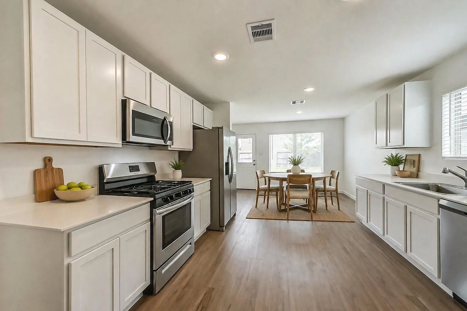 4 bed, 2.5 bath, 2386 sqft, $2,000 — Photo 4