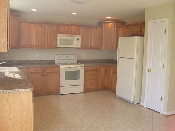 Kitchen w/ Pantry