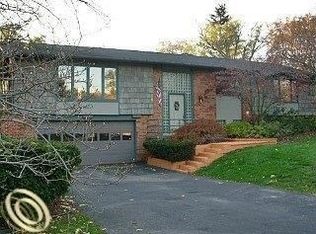 5572 Swan Lake Dr, West Bloomfield, MI