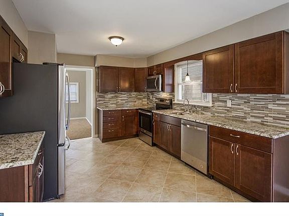 4th image of 48 Larkspur St