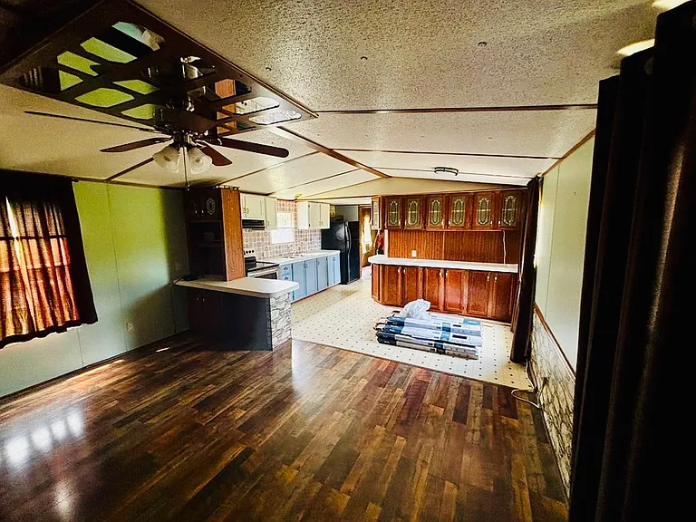 911 Lampton Ln — Photo 3