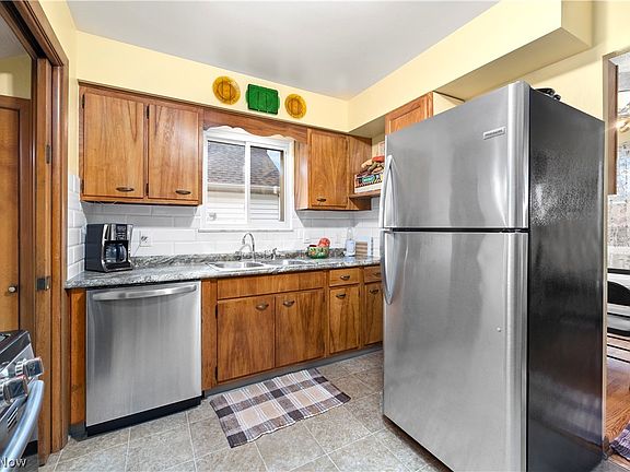 4th image of 11804 Erwin Ave