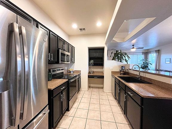 Kitchen and Breakfast Bar